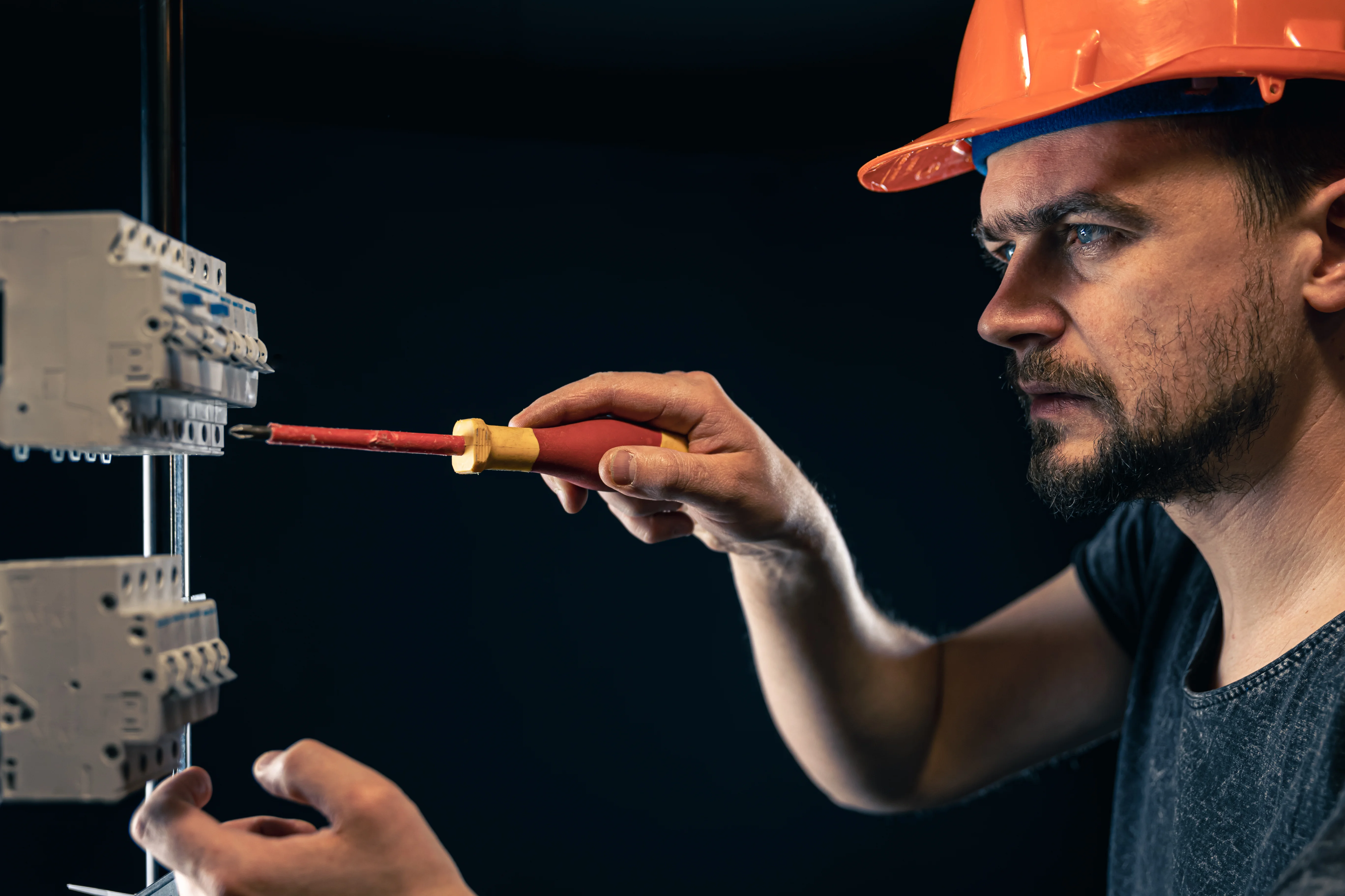 Acil Elektrik Arızalarına Anında Çözüm: Kayseri'nin 7/24 Güvenilir Elektrikçisi
